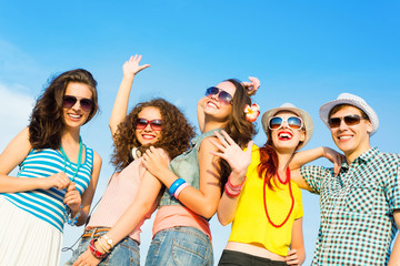 Fototapeta premium group of young people wearing sunglasses and hat
