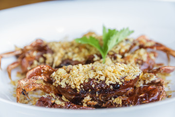 Soft shell crab fried with garlic