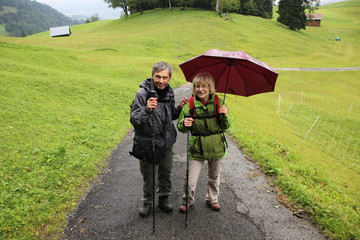 Fr&ouml;hliche Wanderung bei Regenwetter in den Bayrischen Alpen
