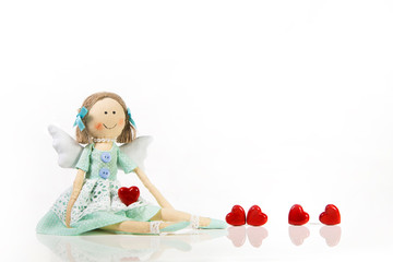 Schutzengel mit roten Herzen isoliert auf Weiß