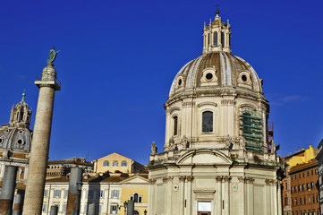 Fototapeta na wymiar Roma i Fori Imperiali - Colonna Traiana e Santa Maria di Loreto