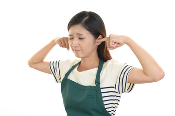 Fototapeta premium 耳をふさぐ女性