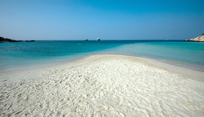 Fototapeta na wymiar The beach on the small paradise island Ko nangyuan in Thailand