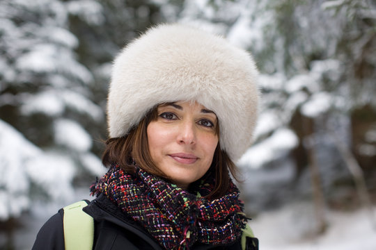 Ritratto di donna con cappello sulla neve