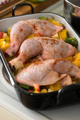 Hähnchenschlegel auf Gemüse