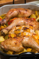 Hähnchenschlegel auf Gemüse