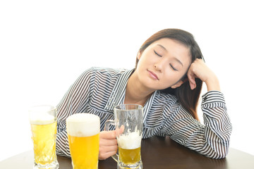 ビールを飲みすぎた女性