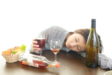 ワインを飲みすぎた女性