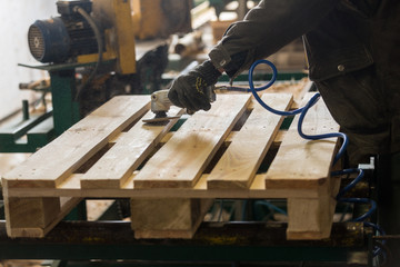 Pilishing of a wooden pallet