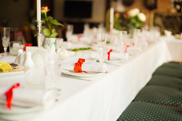 Empty plate set in restaurant