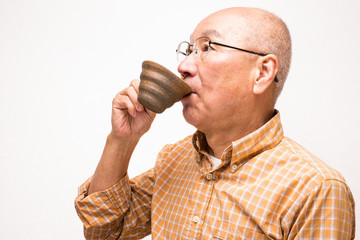 コーヒーを飲むシニア