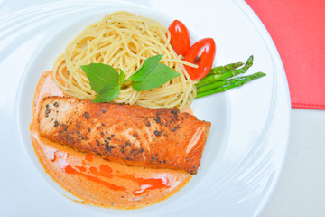 spaghetti with grilled salmon