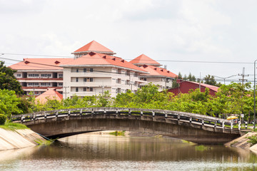 Obraz premium arch concrete bridge over cannal with the background of building