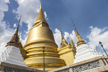 Fototapeta premium elevation perspective of golden pagoda and stupa at WAT Phra Kae