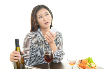 お酒を飲みすぎた女性