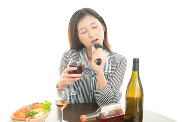 お酒を飲みすぎた女性