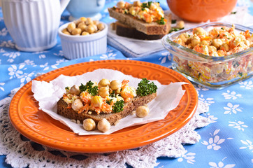 Sandwich with carrots, cheese and chickpeas