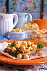 Sandwich with carrots, cheese and chickpeas