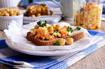 Sandwich with carrots, cheese and chickpeas