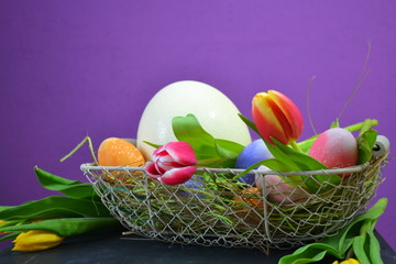 Straußenei im Körbchen