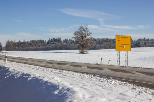 Winterlandschaft Stra&szlig;e Wegweiser