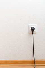 Single electric socket with plug