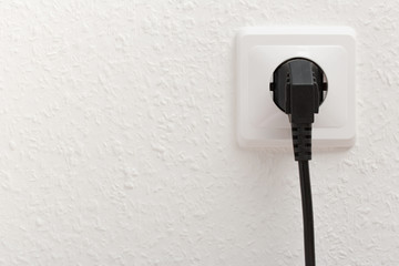 Single electric socket with plug