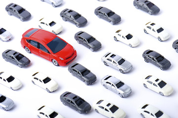 たくさんの乗用車と目立つ赤いスポーツカー