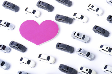 たくさんの車とピンクのハートマーク