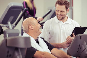 senior trainiert am ergometer