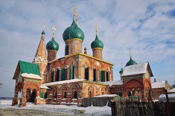 Fototapeta na wymiar The Church covered with Snow, Yaroslavl