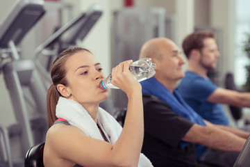 frau trinkt wasser im fitness-club