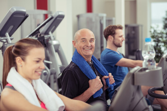 älterer mann trainiert im fitness-raum