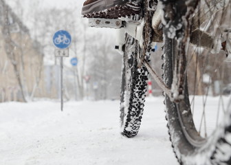 Fahrradfahrer auf Radweg im Winter