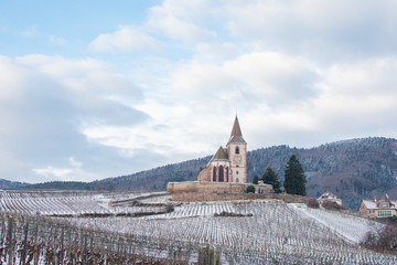 Eglise fortifi&eacute;e en Alsace dans les vignes en hiver 