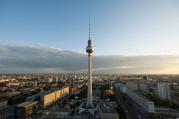 Fototapeta premium panoramiczny widok na Berlin, stolicę Niemiec wieczorem z dachu hotelu Park Inn Berlin, Niemcy