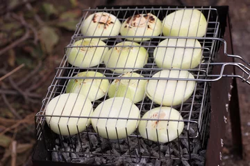 Papier Peint photo Grill / Barbecue Slices of onions on barbecue grill