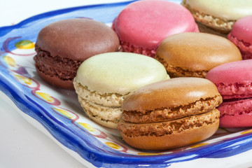 Macarons de couleurs différentes sur un plat