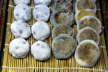 Yomogi yakian mochi