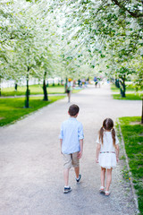 Obraz premium Kids in a spring park