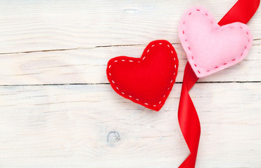 Obraz na płótnie Canvas Valentines day background with handmade toy hearts