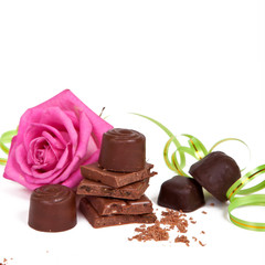 Obraz na płótnie Canvas Шоколад, конфеты и роза на белом фоне