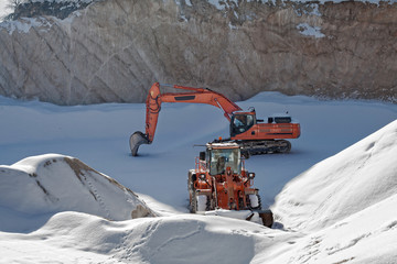 miniera e mezzi meccanici sotto la neve