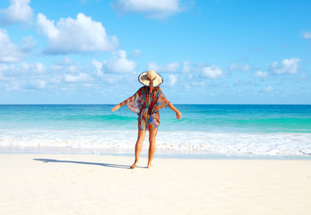 Obraz na płótnie Canvas Woman in hat on the beach.
