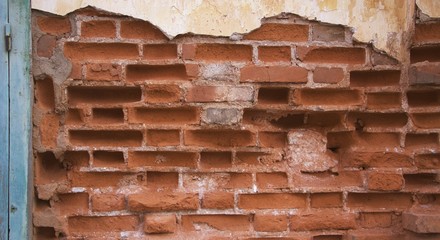 Obraz premium Background of cracked wall show brick inside
