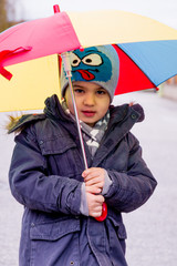 Kind mit Regenschirm