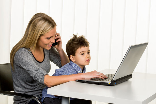 Mutter und Sohn am Computer