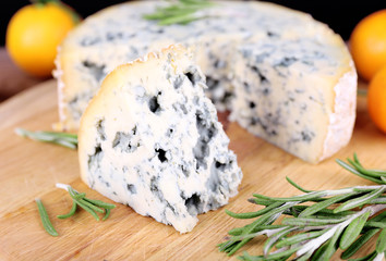Blue cheese with sprigs of rosemary and oranges