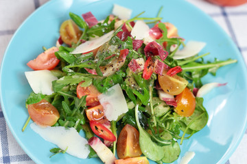 Plate of fresh tomato, chicory and sheep's lettuce salad.