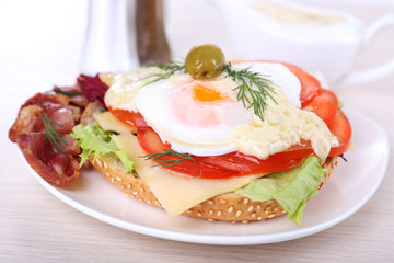Sandwich with poached egg, tomato and bacon